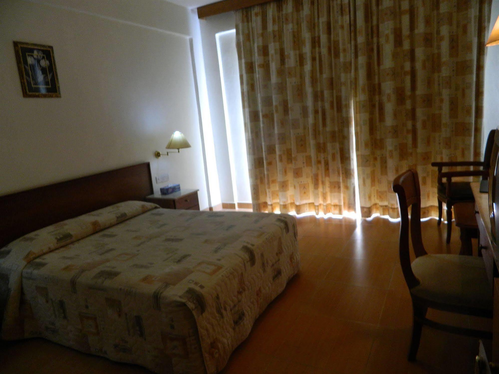 M. Moniatis Hotel ลิมาซอล ภายนอก รูปภาพ